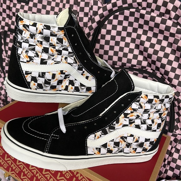 Vans Men’s Sk8-Hi
Checkerboard Koi/Black
VN0A7Q5NVG3
Sneakers - Picture 11 of 16